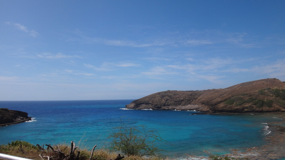 夏威夷恐龙湾，一个火山口被海水侵蚀后，与海连成一片，成为珊瑚和各种鱼类的避风港。