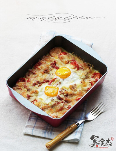 番茄焗蛋 主料：鸡蛋3个；樱桃番茄15个；辅料：培根2片；调料：马苏里拉奶酪100克；黑胡椒2克；橄榄油少许； 做法：1.小番茄洗净，切开，培根切粒，取一个鸡蛋打散 2.烤盘中抹一层橄榄油，小番茄码放在盘中 3.倒入打…