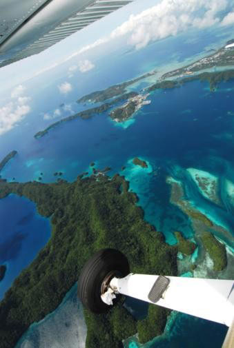 肯尼亚迪亚尼海滩，迪亚尼跳伞区 这个跳伞区位于蒙巴萨南部一小时路程的海滩，是一个度假胜地。从10000英尺的高空可以俯瞰珊瑚礁的轮廓，天气好的话，还可以看见远处的欣巴丘陵国家保护区。印度洋蓝绿色的海水冲刷着…