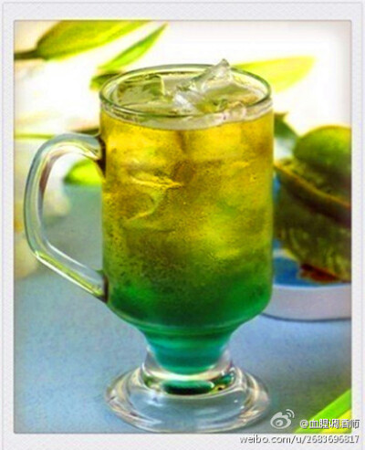 【蓝柑啤酒Blue Curacao Beer】深邃透明的蓝色给人以深刻印象，是一款清凉爽口的水果啤酒鸡尾酒~材料:蓝柑酒20毫升、青柠汁30毫升、啤酒适量、冰块适量 制作:1.将冰块、蓝柑酒倒入雪克壶中2.加入青柠汁3.充分摇匀后…