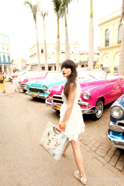 背景鲜艳，有透视感。迈步时侧后方回头。