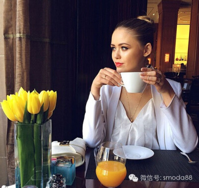 就爱拍吃的，拍点不一样的感觉出来。端茶杯，侧脸。