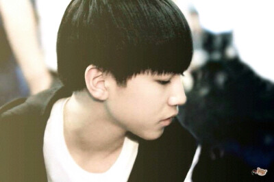 140404 重庆江北机场 图源by:@-年糕xi #王俊凯# #TFBOYS#