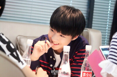 tfboys 王俊凯 你又咬手！