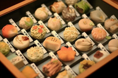  和果子是用眼睛、耳朵和嘴共同品味的点心，不仅味道好、造型优美，而且颜色搭配有讲究，不同季节也是有区分的。用不同的颜色来代表四季，如粉红、雪白和嫩绿搭配指春天的桃花；两种深浅不同的棕色代表秋天的栗…