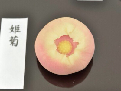 日本对和果子的用心程度不仅体现在美观和味道上，还根据不同的季节，使用不同的素材和名字。名字比接客的姑娘还要楚楚动人。。。。