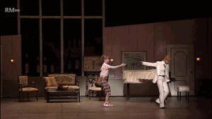 艾娃一开始是在裤子上蹭了好几下。动图看不太清楚。斯特凡完全是老手啊！【宝塚歌剧团--12年花组《漫长的春天结束了》