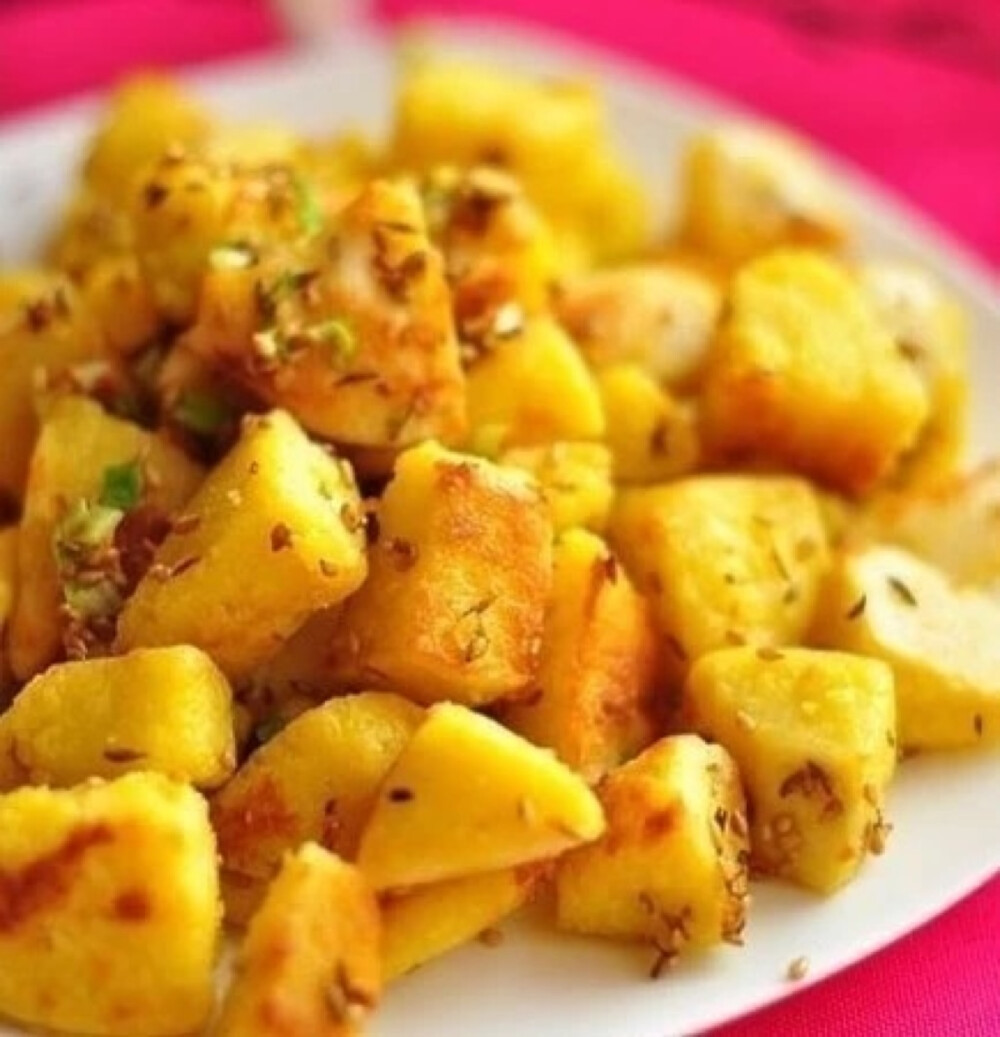 【孜然炒馒头】①将馒头切成小块；②鸡蛋加盐打散；③把馒头块放在蛋液里裹匀；④起锅热油，把馒头丁和孜然下入翻炒；⑤小火翻炒至变色；⑥出锅前加入葱末炒匀。