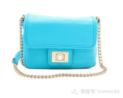 Juicy Couture Sierra Sorbet Mini G 包 128美元 锁链带子完善这款 Juicy Couture 迷你包的华美外观，采用蜥蜴纹压花皮革制成。很清新的蓝色小包哦~快入手搭配起来，给你的夏日增添一抹蓝色的清凉吧！