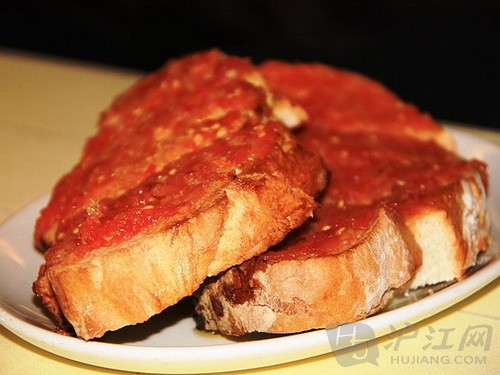 西班牙快餐早餐：西班牙语里叫做Pan a la Catalana或者Pan con Tomate，做法很简单却非常美味。只要在面包上擦上新鲜的蒜蓉和大量熟番茄，然后淋一点橄榄油和盐即可。另外你还能在面包上加上奶酪、火腿或者香肠。