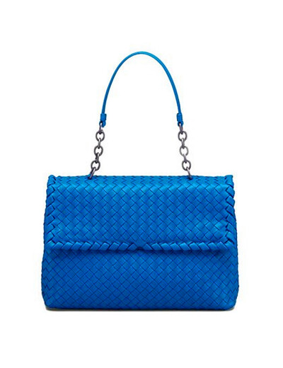 葆蝶家(Bottega Veneta)蓝色格纹包，售价：1740英镑(约合人民币18485.1元)。