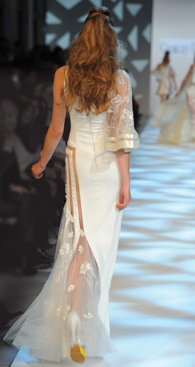 Georges Chakra Couture SS2013。本季的Georges Chakra徜徉在色彩的海洋，服装设计幽雅大方，色彩华丽而不浮躁。不时运动的羽毛元素，让服装都充满了灵气。