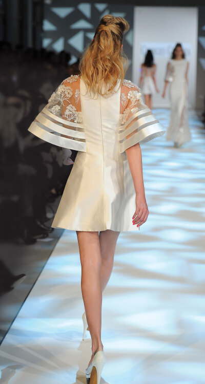 Georges Chakra Couture SS2013。本季的Georges Chakra徜徉在色彩的海洋，服装设计幽雅大方，色彩华丽而不浮躁。不时运动的羽毛元素，让服装都充满了灵气。