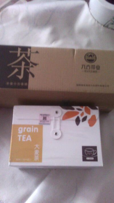 九吉 大麦茶，宝贝真不错，我一直吃九吉大麦茶呢，麦香味浓，冲泡后，味香口感好，20包的量，份量很足，宝贝的生产日期也很新。包装设计很漂亮温馨极了，泡上一杯茶水很浓很香，甘甜可口，口味纯正，还可以解油腻，…