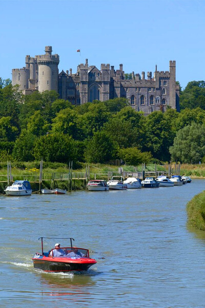 英国班堡城堡在诺森伯兰郡，其历史可追溯到3至4世纪。