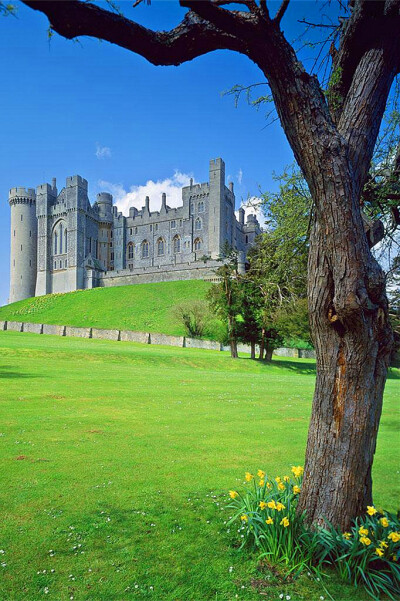 英国班堡城堡在诺森伯兰郡，其历史可追溯到3至4世纪。