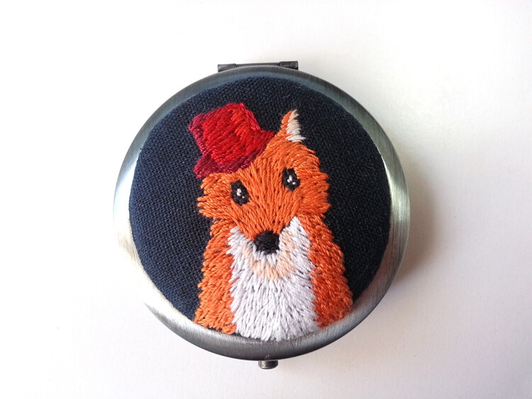 作者：cyansunny 描述：纯手工刺绣 狐狸复古圆形双面折叠 化妆镜子 创意礼物 类别：刺绣