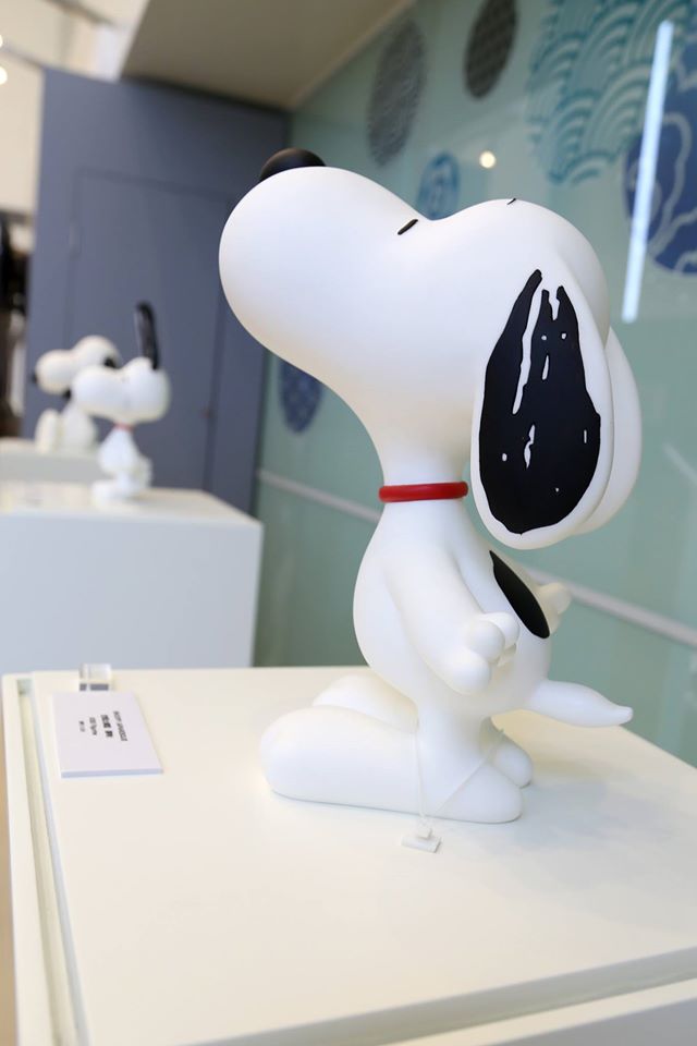 海港城?美術館同時變身! 展出2013年日本舉行「SNOOPY JAPANESQUE」展覽既展品，每件展品都獨一無二! 必睇展品包括: 1. 日本藝術大師大谷芳照（Yoshiteru Otani）史諾比圖像結合毛筆書法 + 日本陶器 2. 《花生漫畫》作者查爾斯．舒爾茲（Charles M. Schulz）太太珍藏木製雕刻 - 「龍與史諾比」， 「所做?所想」史諾比書法藝術及日本工藝展@Harbour City