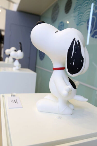 海港城‧美術館同時變身! 展出2013年日本舉行「SNOOPY JAPANESQUE」展覽既展品，每件展品都獨一無二! 必睇展品包括: 1. 日本藝術大師大谷芳照（Yoshiteru Otani）史諾比圖像結合毛筆書法 + 日本陶器 2. 《花生漫畫…