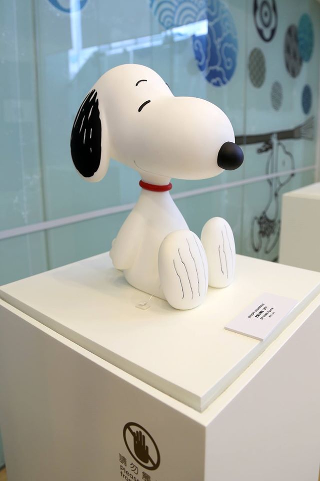 海港城?美術(shù)館同時變身! 展出2013年日本舉行「SNOOPY JAPANESQUE」展覽既展品，每件展品都獨一無二! 必睇展品包括: 1. 日本藝術(shù)大師大谷芳照（Yoshiteru Otani）史諾比圖像結(jié)合毛筆書法 + 日本陶器 2. 《花生漫畫》作者查爾斯．舒爾茲（Charles M. Schulz）太太珍藏木製雕刻 - 「龍與史諾比」， 「所做?所想」史諾比書法藝術(shù)及日本工藝展@Harbour City