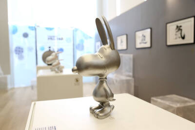 海港城?美術(shù)館同時(shí)變身! 展出2013年日本舉行「SNOOPY JAPANESQUE」展覽既展品，每件展品都獨(dú)一無(wú)二! 必睇展品包括: 1. 日本藝術(shù)大師大谷芳照（Yoshiteru Otani）史諾比圖像結(jié)合毛筆書(shū)法 + 日本陶器 2. 《花生漫畫(huà)…