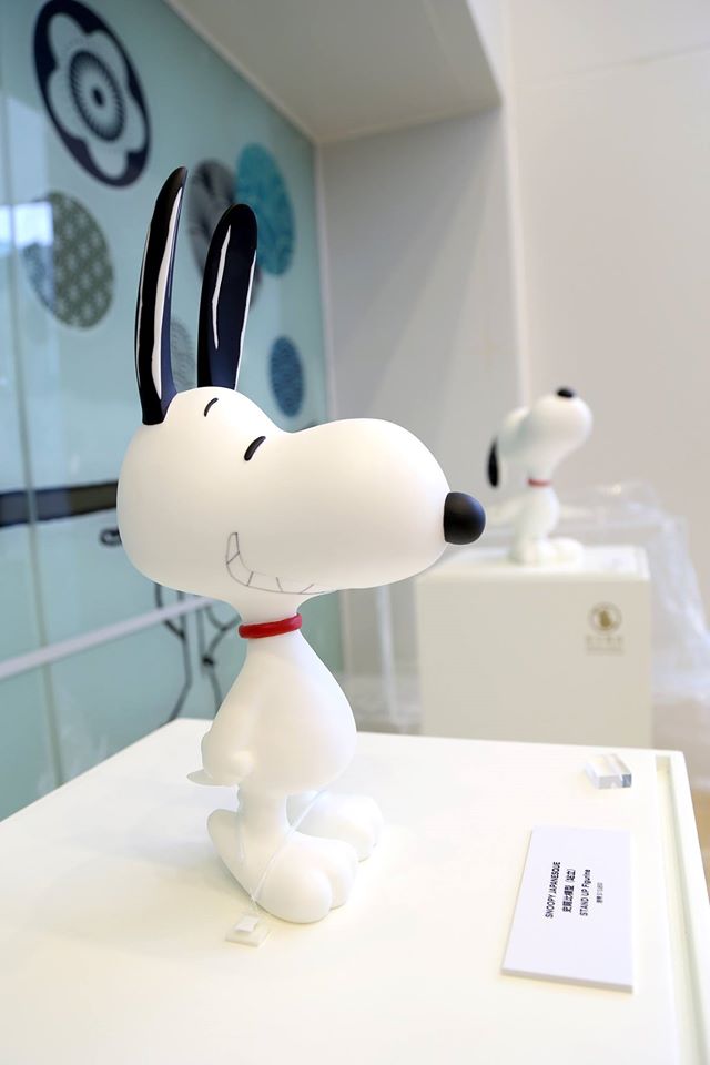 海港城‧美術館同時變身! 展出2013年日本舉行「SNOOPY JAPANESQUE」展覽既展品，每件展品都獨一無二! 必睇展品包括: 1. 日本藝術大師大谷芳照（Yoshiteru Otani）史諾比圖像結合毛筆書法 + 日本陶器 2. 《花生漫畫》作者查爾斯．舒爾茲（Charles M. Schulz）太太珍藏木製雕刻 - 「龍與史諾比」， 「所做‧所想」史諾比書法藝術及日本工藝展@Harbour City