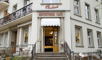 17 Konditorei und Cafe Buchwald（柏林） 上榜理由：作为专门经营的面包店Buchwald家族，整个家族可以说是将糕点艺术掌握得炉火纯青，将蛋糕放在火上慢烤，涂上巧克力和杏仁碎，入口满满的幸福感。