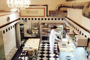 22 Cafe Savoy（布拉格）   上榜理由：走进Cafe Savoy就像是来到了老欧洲，方格瓷砖地板和复杂的造型总会让人在不经意间恍惚。店内最著名的早餐套餐是热巧克力和烤面包篮，咖啡蛋糕和果仁蛋糕不是不能错过的人气单品。