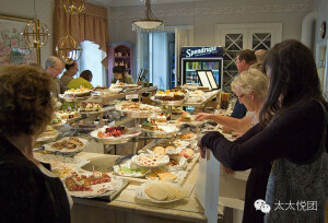 24 Taxinge Slott Café（瑞典尼克旺）   上榜理由：一家采取自助自取模式的蛋糕店，甜品控可以一次尝遍所有心仪的糕点，当然也可以选择糕点和馅饼混合，再配上一杯醇香的咖啡，堪称天堂。