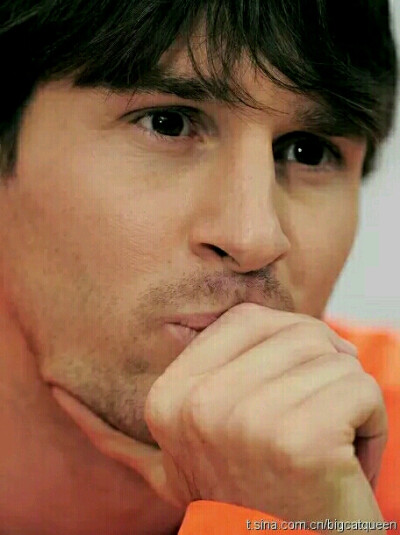 梅西的这个眼神啊……融化了