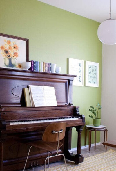 绿色的墙壁，木质的钢琴，温润的画面。