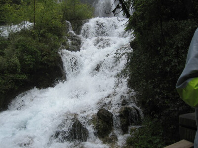 也许，我是喜欢旅行，喜欢一个人的旅行。所以我才喜欢一个人穿行在城南城北。所以我才敢一个人冲向陌生的城市。