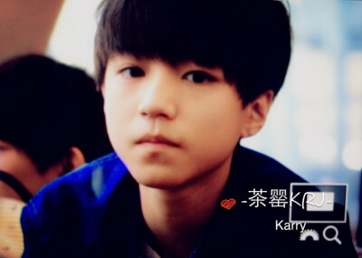 我发现小凯的耳骨有点特别~