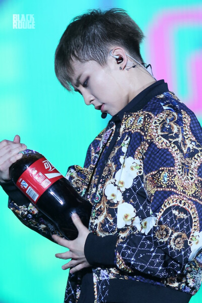 xiumin ，看coca-cola看那麼仔細幹嘛啊~kekekekeke