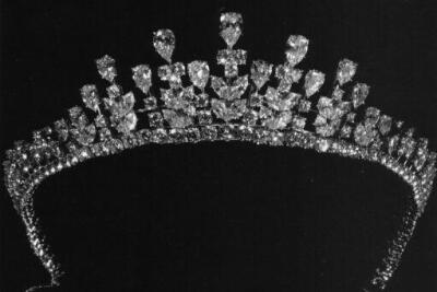 格雷丝王妃的王冠，是为参加女儿卡洛琳公主的婚礼而特意订制的，上面镶有17颗巨大的梨形钻石和一些小钻石。卡洛琳公主有时也当做项链使用。
