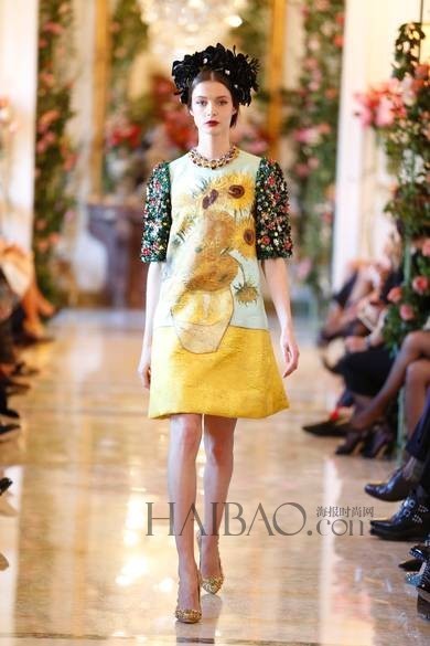 这是杜嘉班纳 (Dolce &amp;amp; Gabbana) 发布的第四个高级定制系列，你可以看到梵高的向日葵、莫奈的丁香花还有雷诺阿喜欢的色调。手工制作的花朵层层叠叠开在裙摆上，与之相伴的是茧形的刺绣外套、蓬松的钟形袖，…