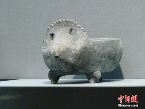 南京博物院历史馆，令人想起《长江七号》外星狗的战国早期硬陶兽面鼎。