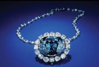 HARRY WINSTON(哈利·温斯顿) 源自纽约，迄今已拥有超过100年的历史。伊莉莎白女王、温莎女公爵都曾是它的忠实拥戴者。一枚哈利·温斯顿钻石的转手价值往往会是原价的数倍。