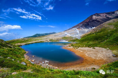 汉拿山的山顶是一个巨大的火山口。登山路线有很多条，其中可以登上山顶的只有城板岳和观音寺两条，才能看到美丽的火山湖风景！