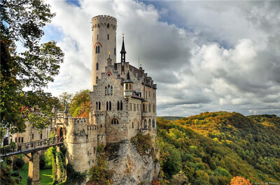 德国利希滕斯坦城堡。这个宏伟的城堡建在1200年前，在德国南部Echaz山谷。虽然两次被毁，但每一次都被重建。