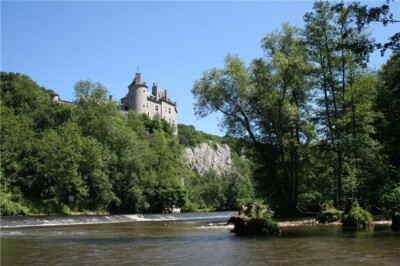 比利时Château de城堡。三面环水，易于防守。