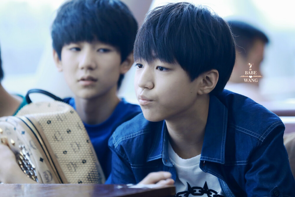 TFBOYS王俊凯 2014.7.17 广州飞北京机场图。图出处见LOGO