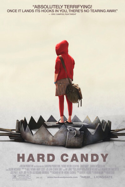 2006最佳海报——《水果硬糖 Hard Candy》 海报中小红帽作为诱饵站在野兽夹中，等待着大灰狼进入她的陷阱。巧妙的构思和鲜明的颜色对比使这张海报十分抢眼，能够给人留下深刻的印象。