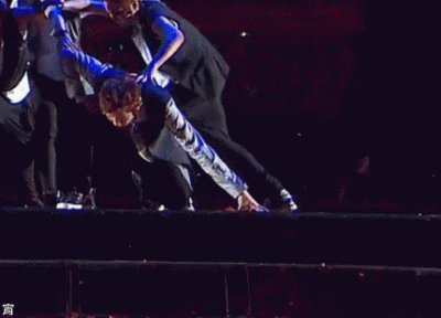 朴灿烈应该是早就盯上那边的彩带了 “等会儿ending pose的时候我就去吹彩带！” kkkkk #我理想型朴旺仔就是囧的这么特立独行#