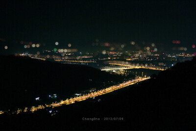 喜欢这样的夜市，清晰又朦胧，朦胧了又清晰，城市的繁华