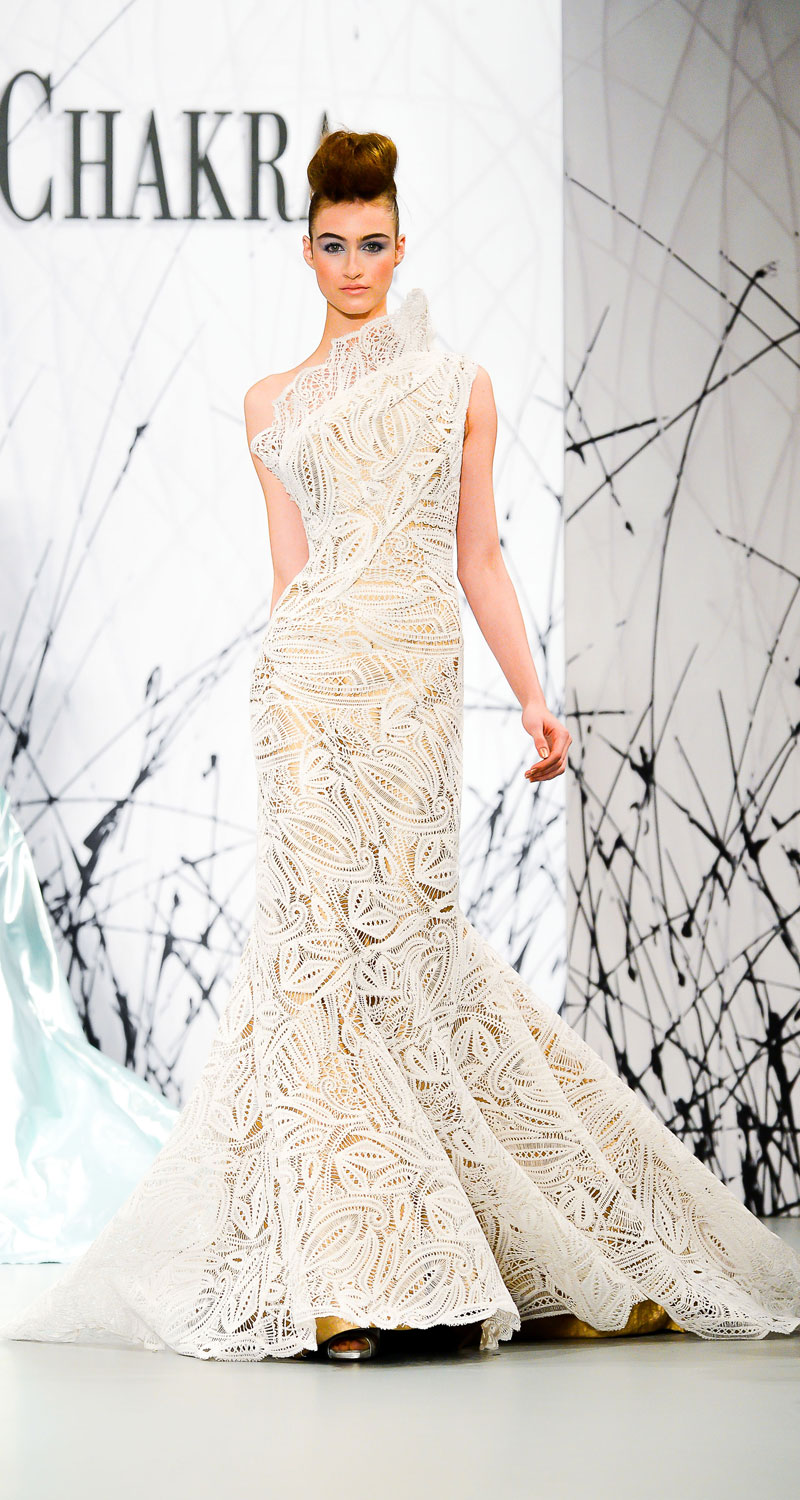 Georges Chakra Couture SS2014。本季延续品牌华丽而不浮躁的风格，描绘隐隐的女性魅力。这一季的礼服又将细节肌理装饰与曼妙薄纱以及性感蕾丝融合突显女性风韵，必不可少的闪钻、亮片表诉着高定的华美感。