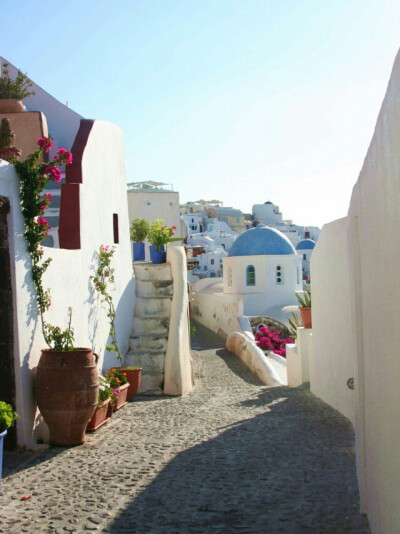 圣托里尼岛(Santorini)古名为希拉(Thera)，后来为纪念圣·爱莲（SaintIrene），于1207年被改为圣托里尼。