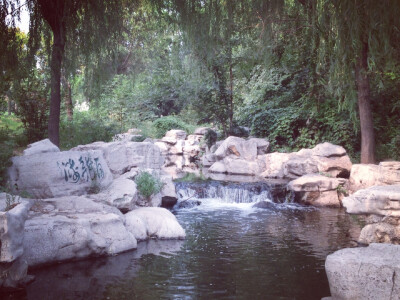 The cool stream, beautiful scenery, warm person.