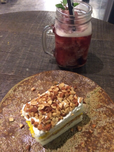 strawberry smoothie with nut cake ^_^