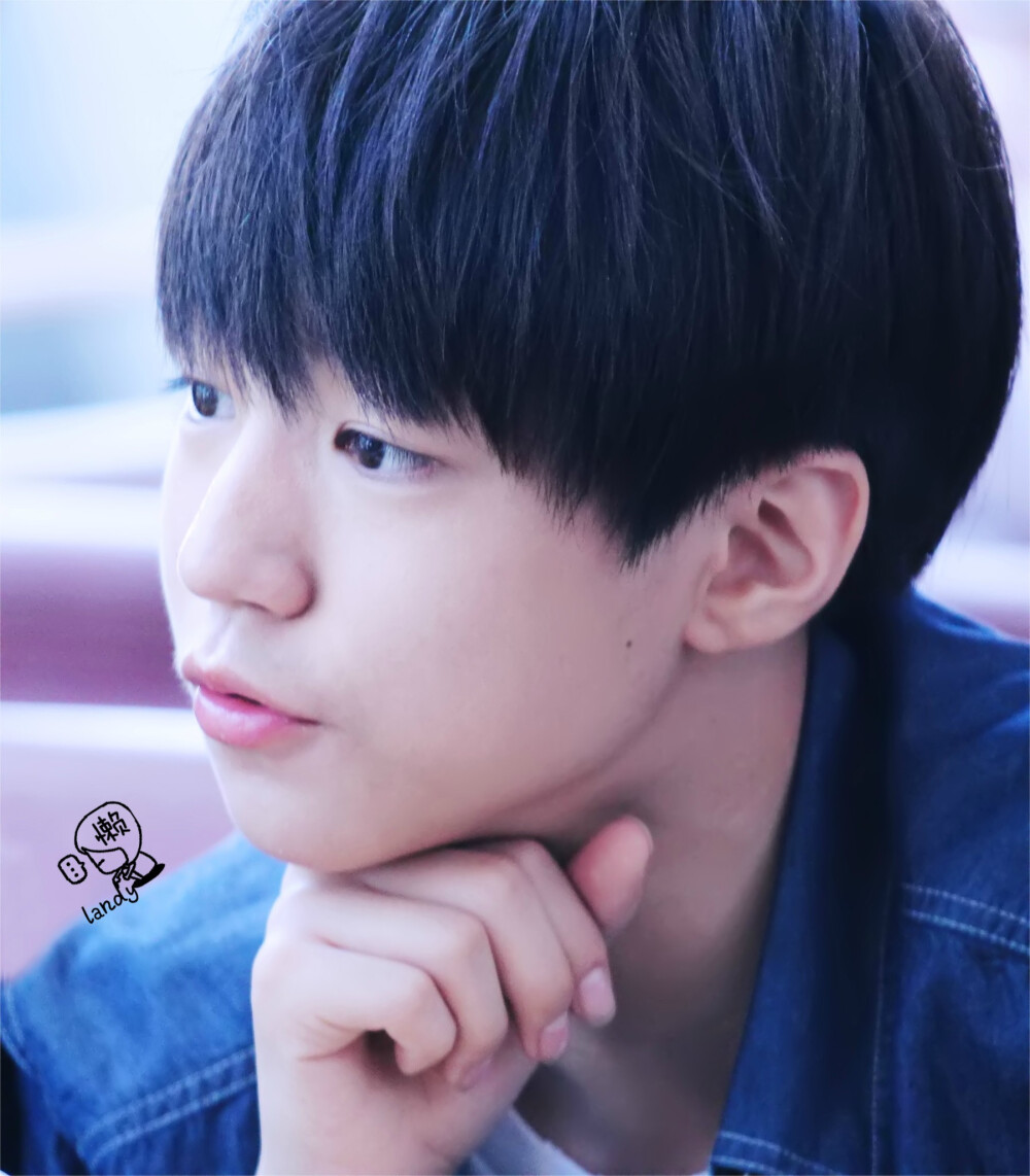 TFBOYS王俊凯 2014.7.17 广州飞北京机场图。图出处见LOGO